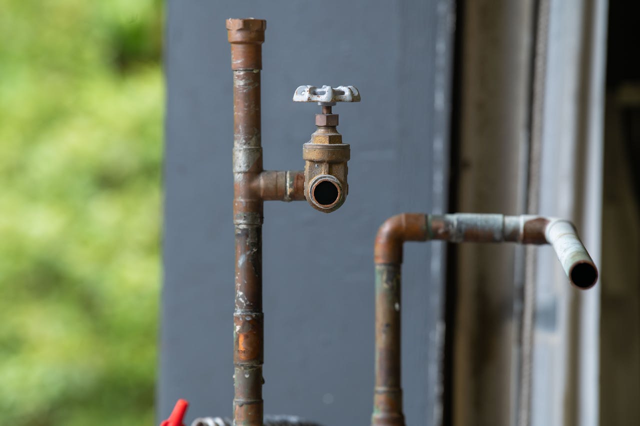 Ancienne canalisation avec une vanne