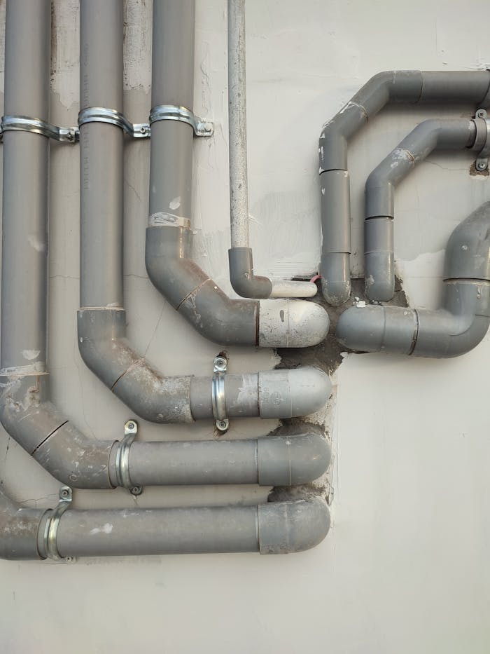 Alimentations d’eau posées le long d’un mur
